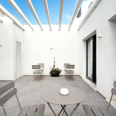 לינה וארוחת בוקר Double D House אולביה